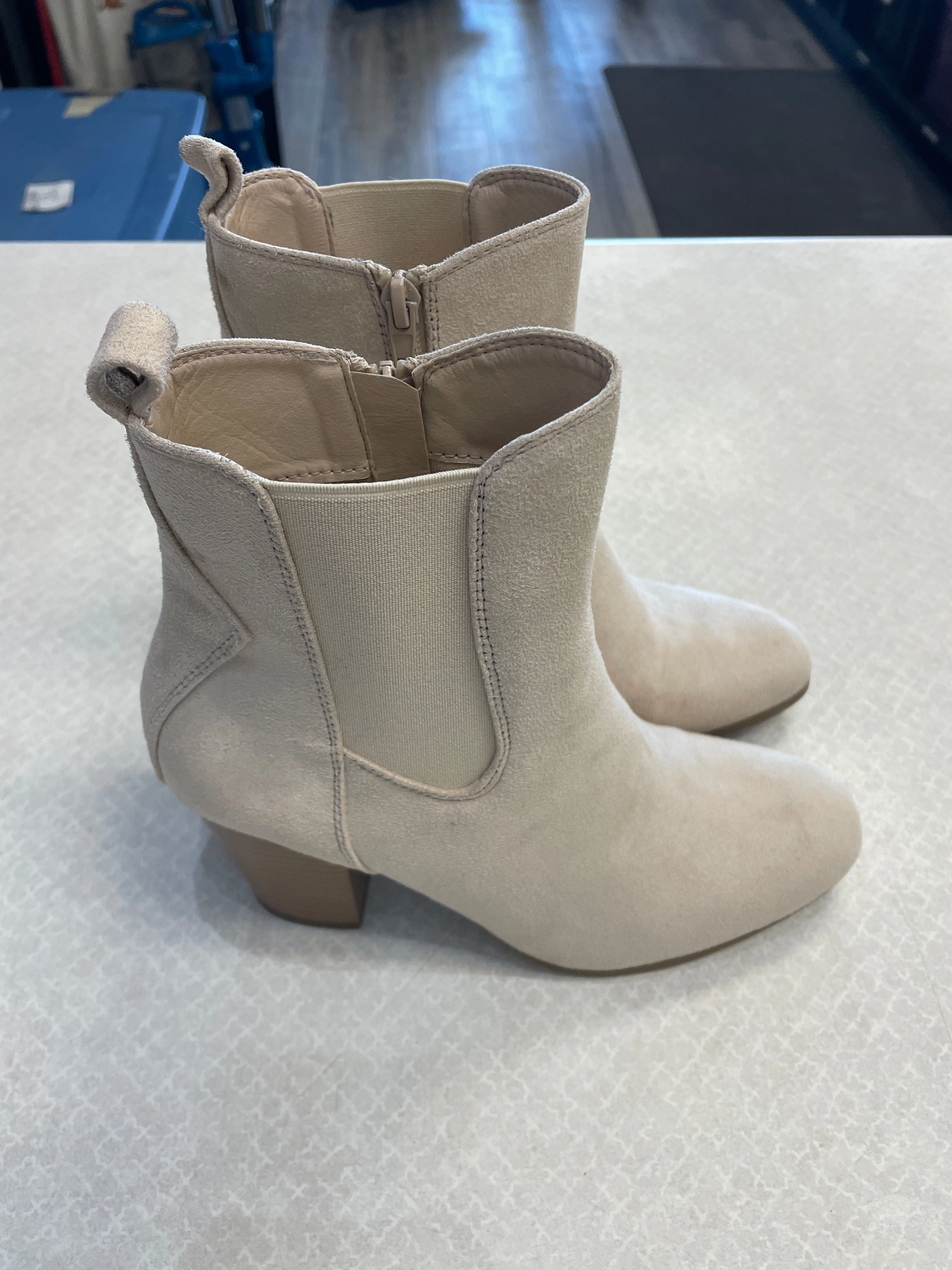 Boots Ankle Heels By Clothes Mentor In Cream, Size: 8