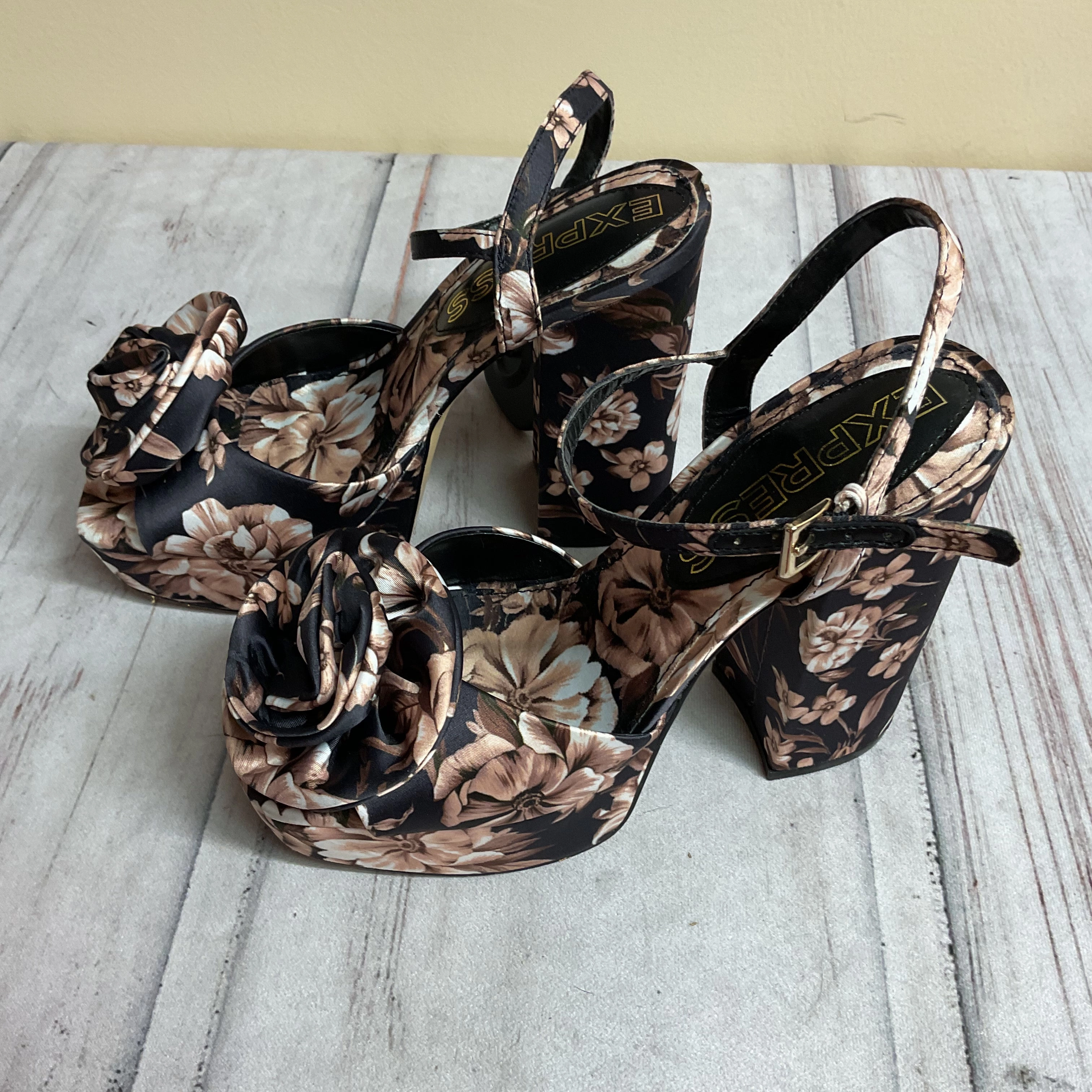 Shoes Heels Block By Express In Floral Print, Size:6